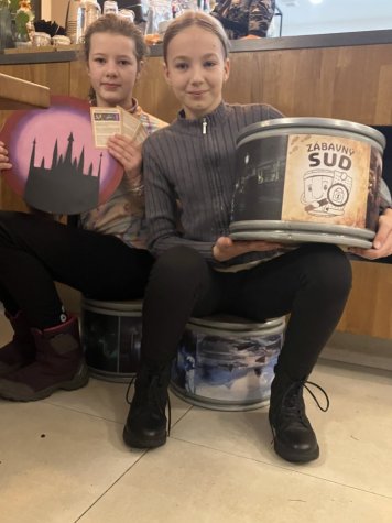 Ukázka využití zábavného sudu, kdy plnil funkci sedátka:) 