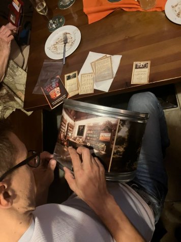 Rodinná oslava a oslavenec si hraje a zkoumá příběh na  Zábavném sudu  , děkujeme za akční fotku:)